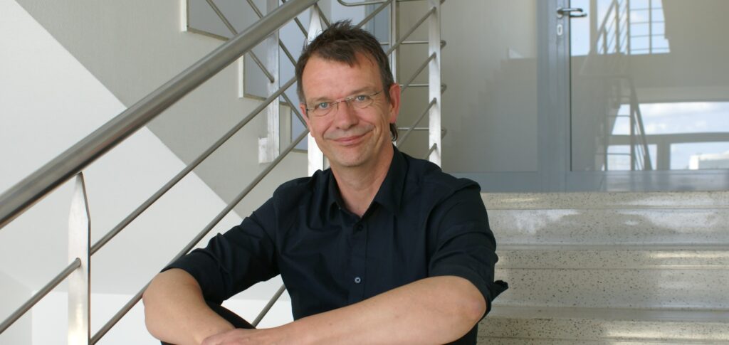Thomas Saar-Knepper sitzt auf einer Treppe